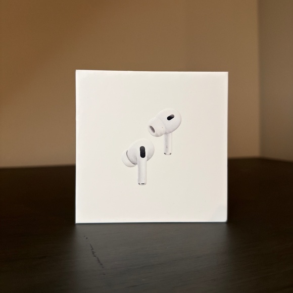 Apple AirPods Pro 2nd Gen with MagSafe Case – Like New - Picture 1 of 6